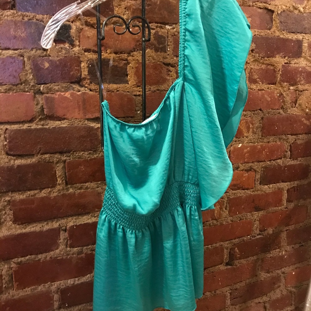 One sleeveless sleeve ladies summer blouse